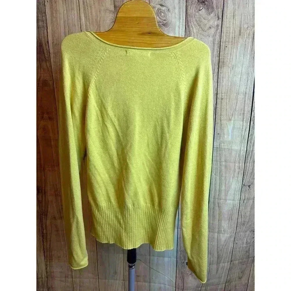Cabi V-Neck Lightweight Fitted Mustard Yellow Knit Sweater Women's Size M - Picture 6 of 9